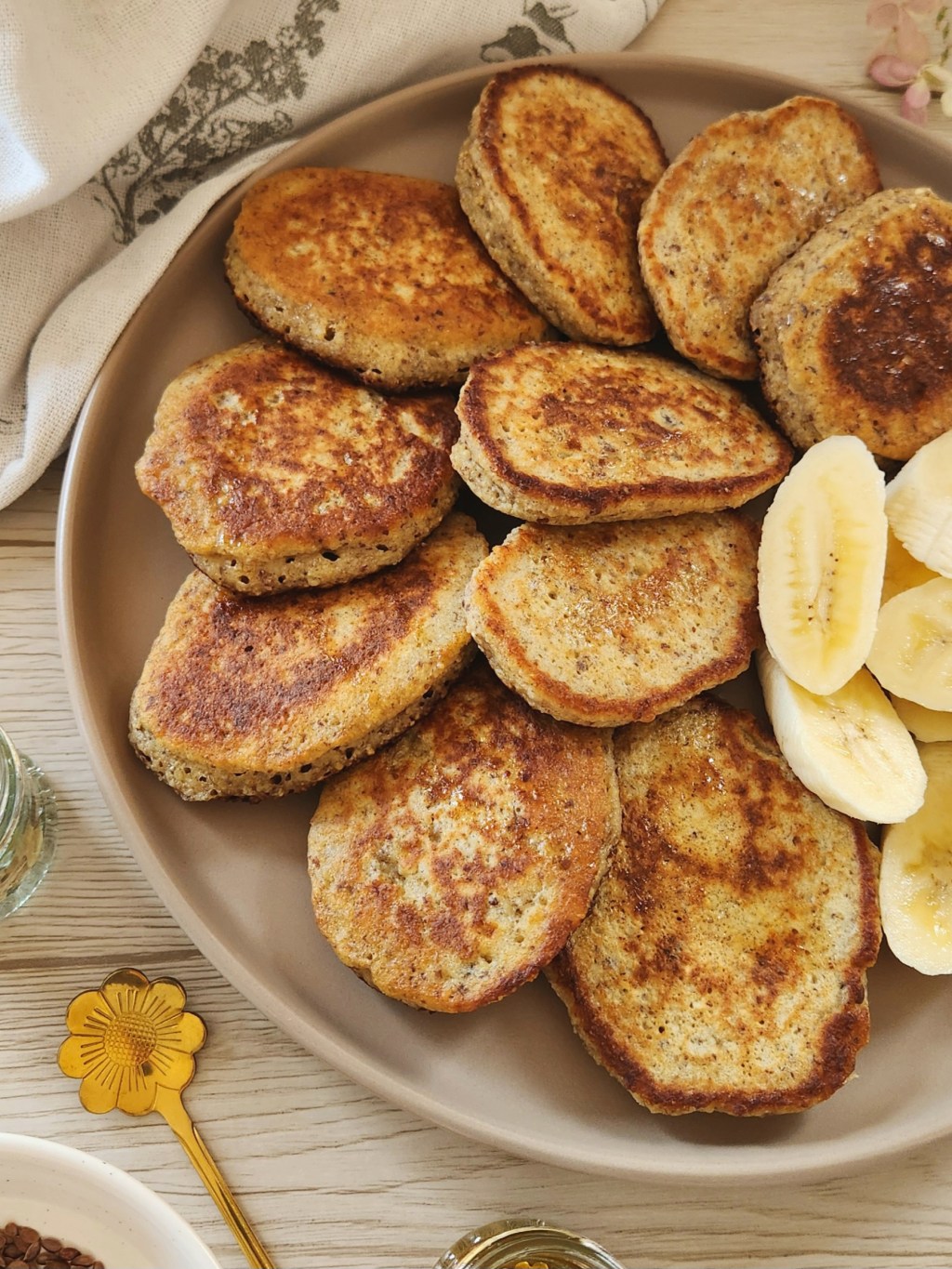 Easy Banana Oat Pancakes with Eggs (Healthy & No&nbsp;Flour)